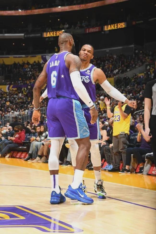 山东男篮上半场强势领先（山东男篮半场占据明显优势）