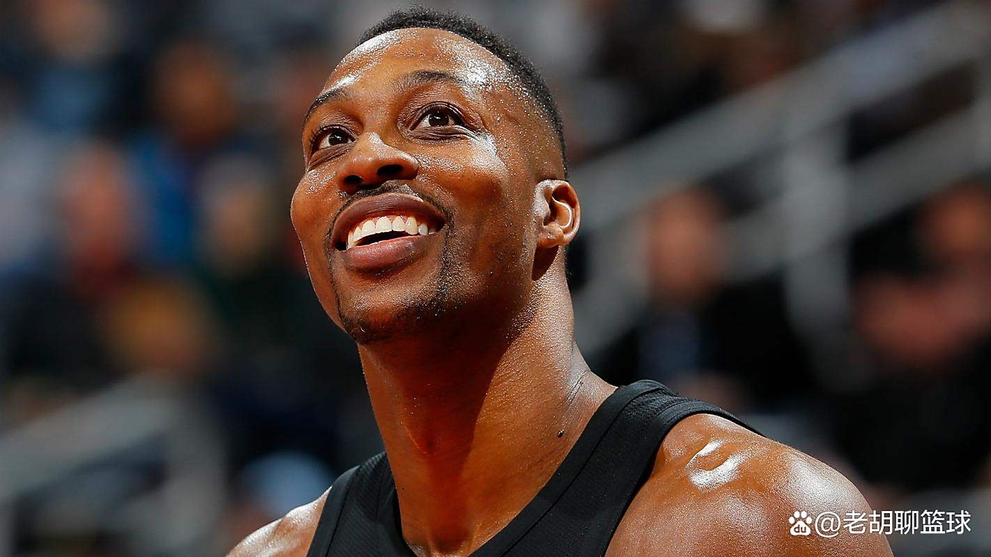 追梦在经历了激烈的比赛后，回到更衣室，他的心情无比激动。（激战过后回到更衣室，追梦心潮澎湃）