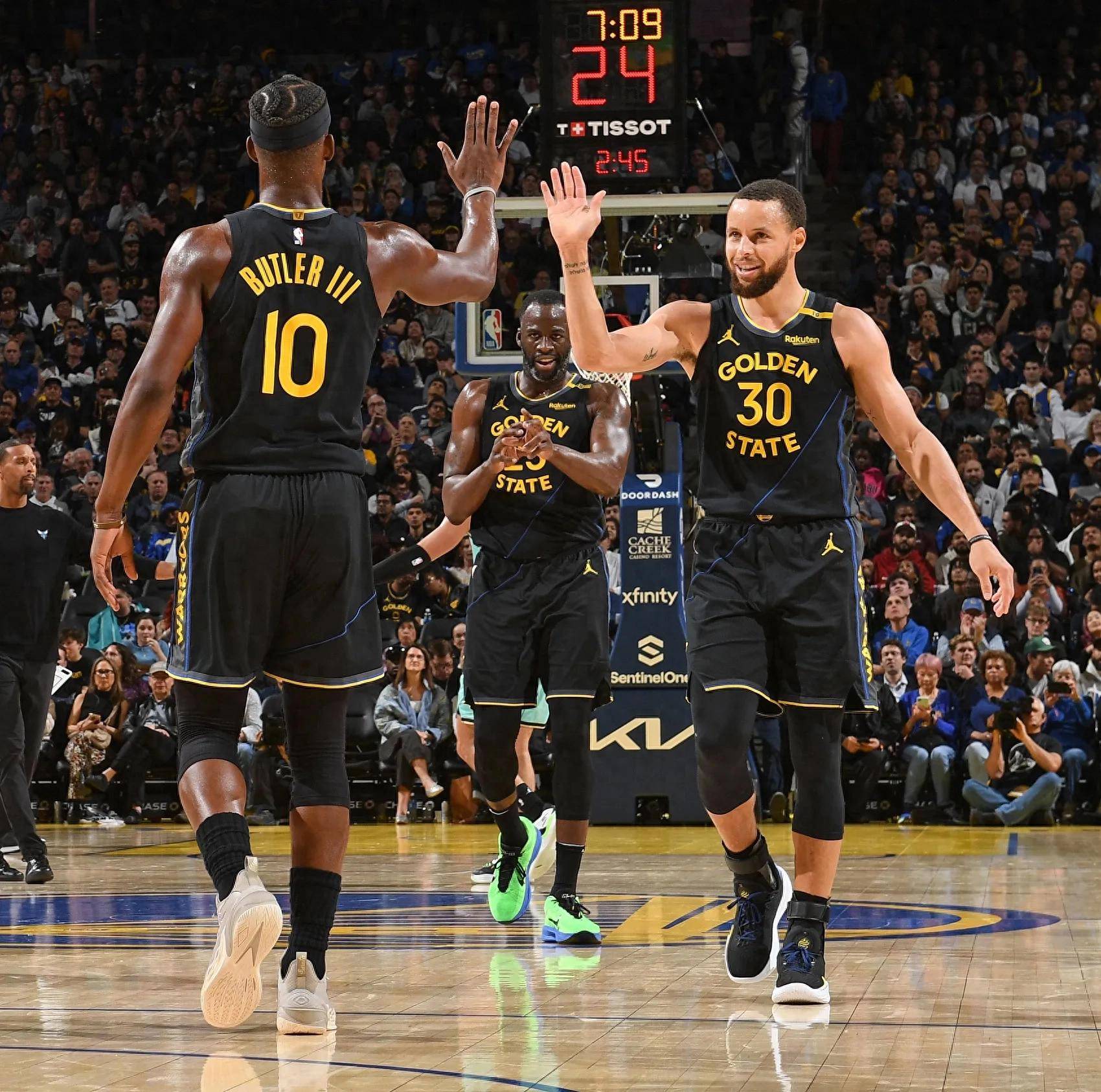 连续两日主教练被驱逐+多个争议回合！如何评价近期的裁判吹罚？（两天连遭主帅被驱逐、争议判罚频发：该如何评价近期裁判执法？）