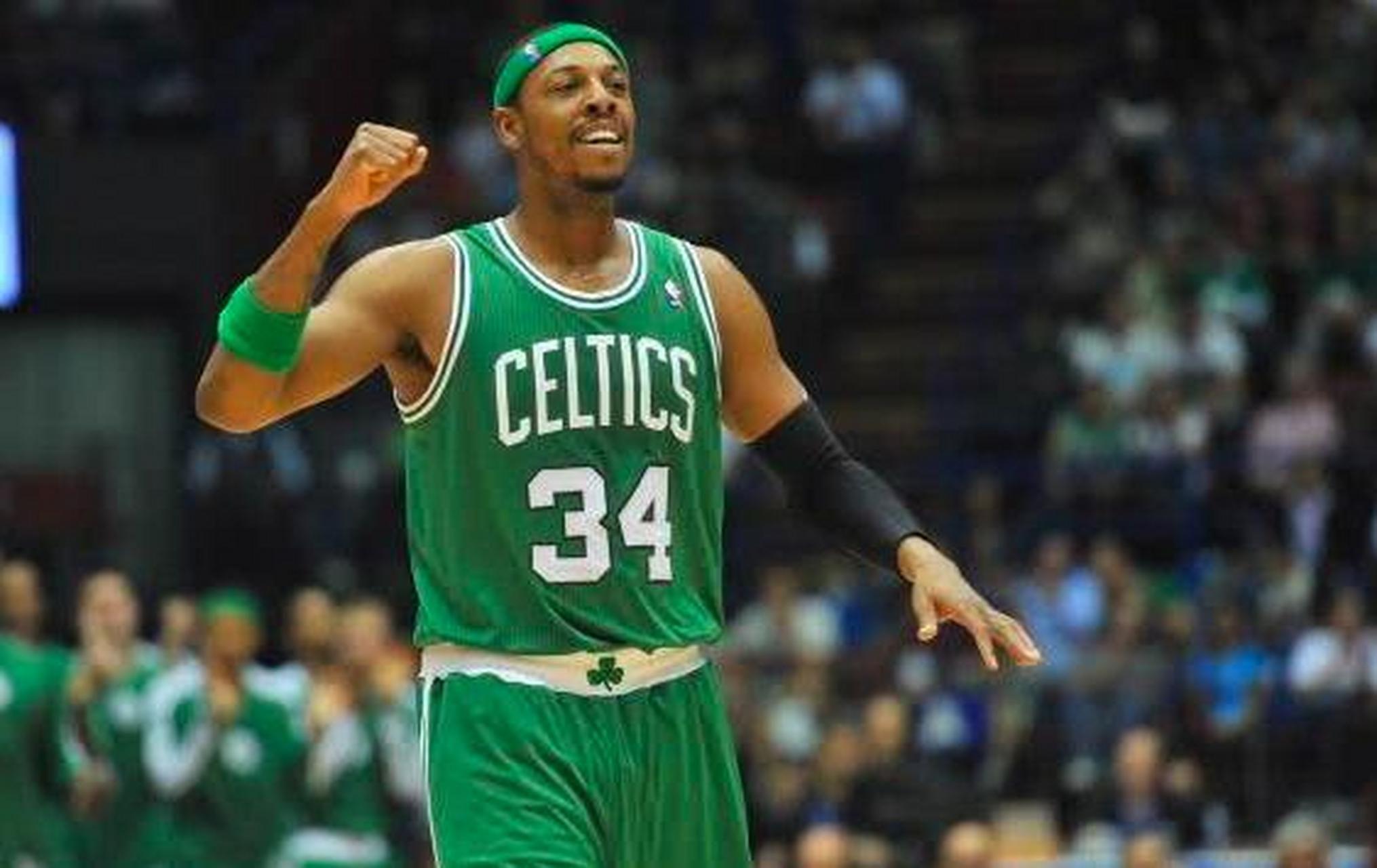 欧文突破防守助攻制胜（欧文强突送助攻锁定胜局）