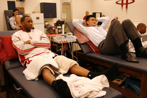 本菲卡旧将路易松晒照说在学习，照片显示他问AI足球总监职责（本菲卡旧将路易松晒学习照，图中可见他向AI询问足球总监职责）