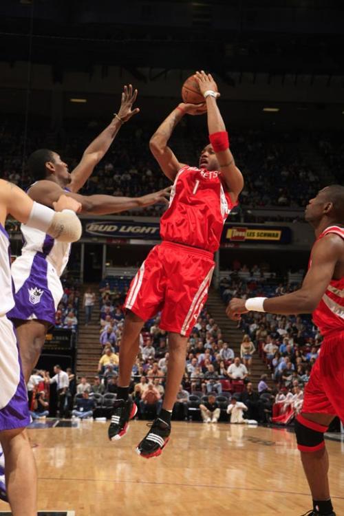 怀特复出力助阿森纳争冠，枪手伤病潮下的坚强回应（怀特复归助阿森纳冲冠，伤病潮中枪手强势回击）