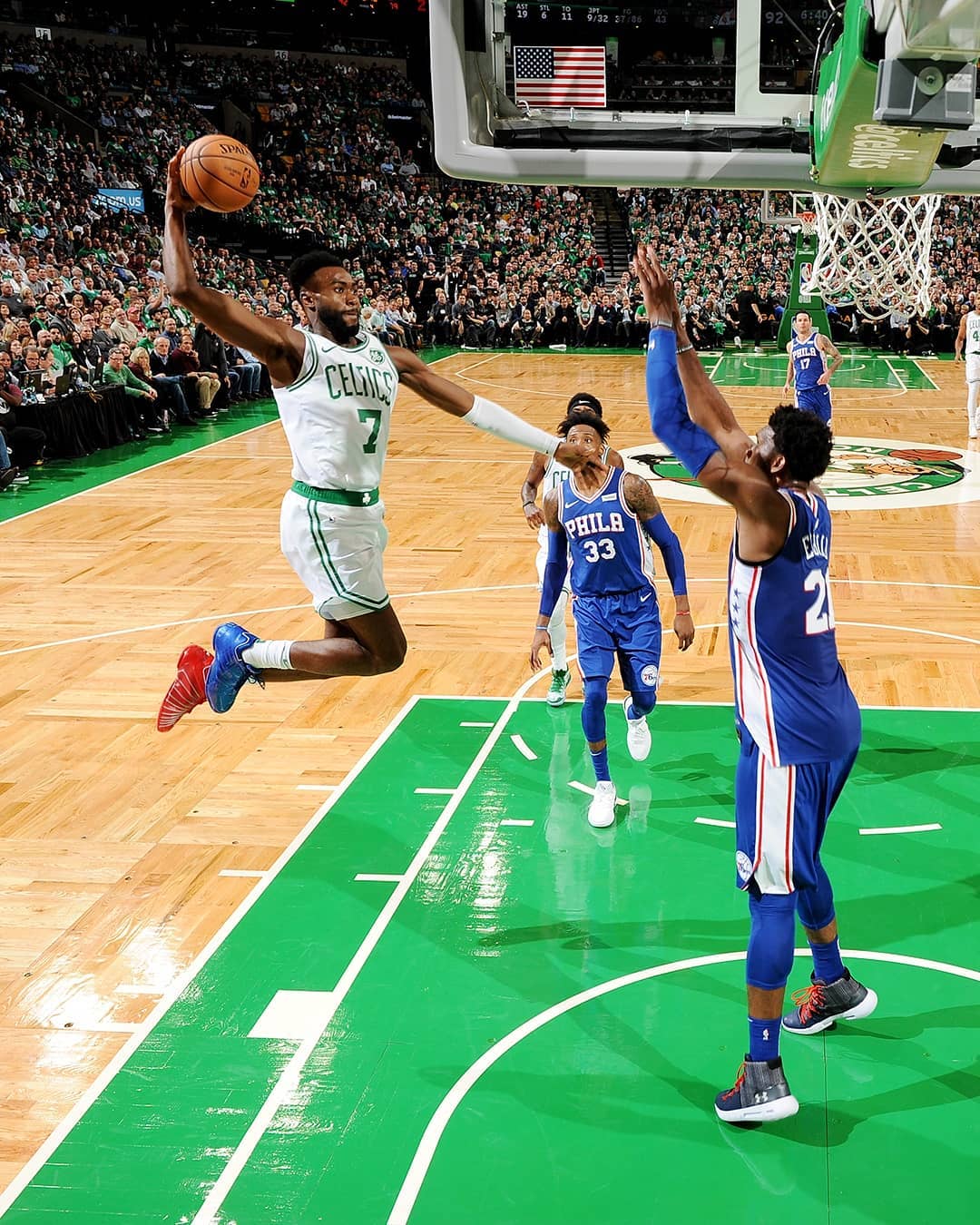 76人多点开花，半场狂轰11记三分得到69分（76人火力全开，半场飙进11记三分豪取69分）